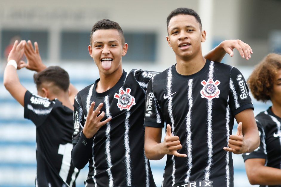 Kayke e Arthur Sousa comemoram gol na partida contra o Santo Andr pelo Paulista Sub-20
