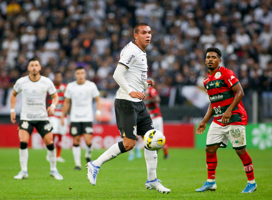 Giovane recebeu mais uma chance na equipe principal do Corinthians