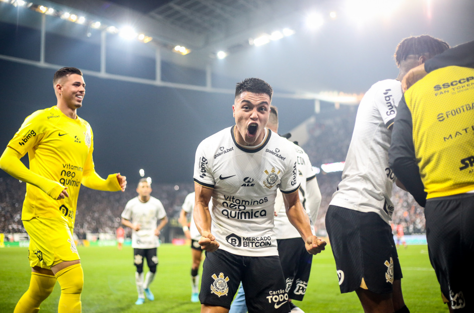 Roni, com Ivan ao fundo, vibra muito aps o gol do Corinthians