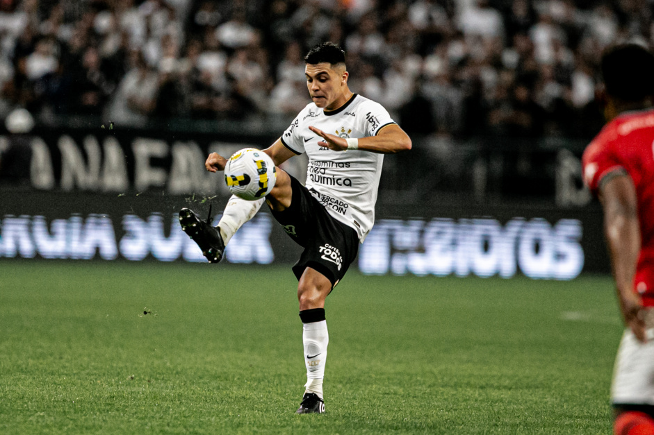 Roni foi titular durante a vitria do Corinthians na Copa do Brasil