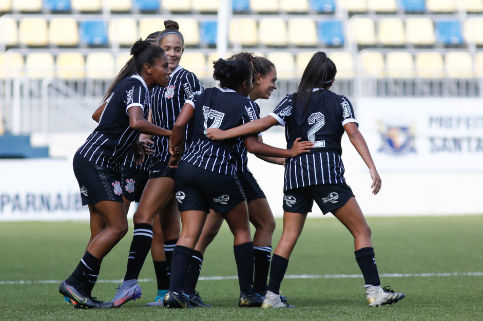 Elenco alvinegro comemorando o primeiro gol do Corinthians nesta sexta-feira