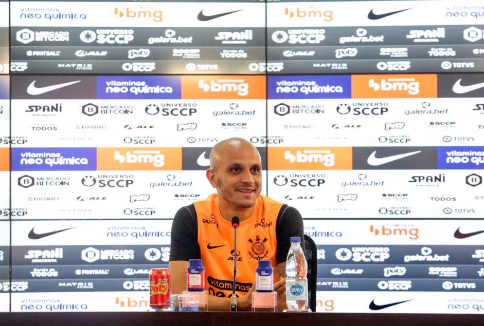 Fábio Santos tem contrato até dezembro deste ano com o Corinthians Fábio Santos tem contrato até dezembro deste ano com o Corinthians