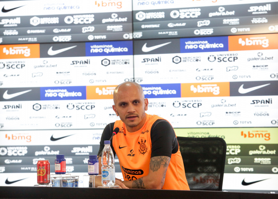 Lateral Fbio Santos conversou com a imprensa no CT Joaquim Grava