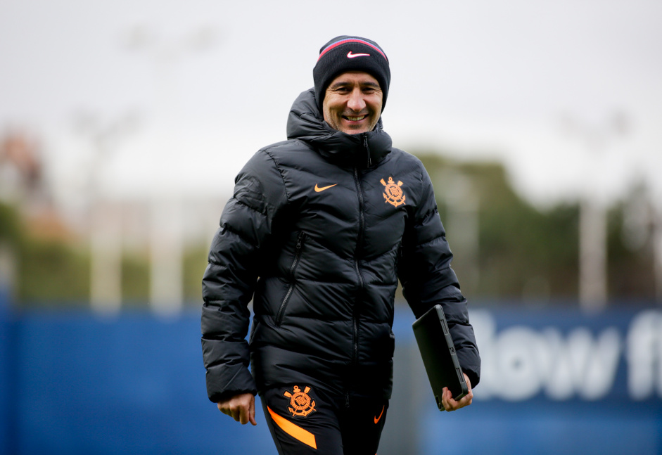 Vtor Pereira durante treino do Corinthians na Argentina