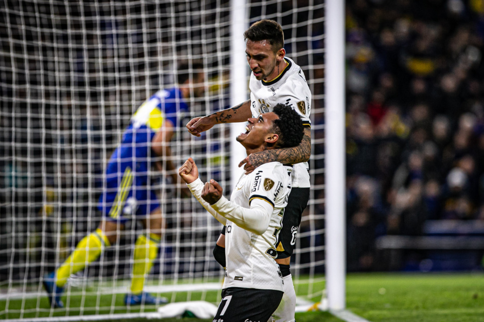 Du Queiroz e Gustavo Mosquito comemoram o gol do Corinthians