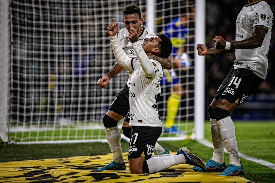 Du Queiroz marcou o gol do Corinthians na partida e alegrou a Fiel