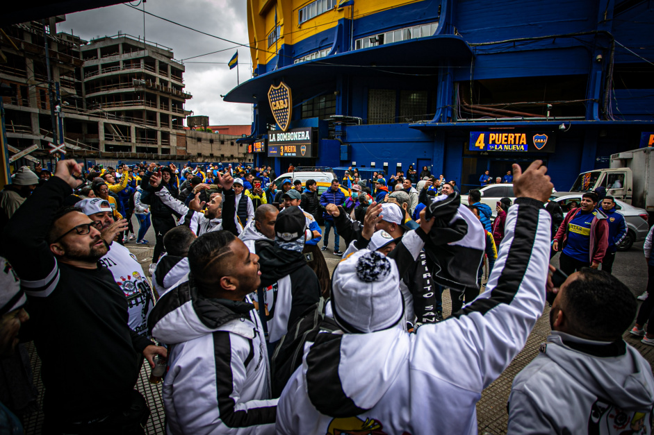 Torcida do Corinthians em frente  Bombonera horas antes de duelo contra o Boca Juniors - Fiel passou por apuros na Argentina