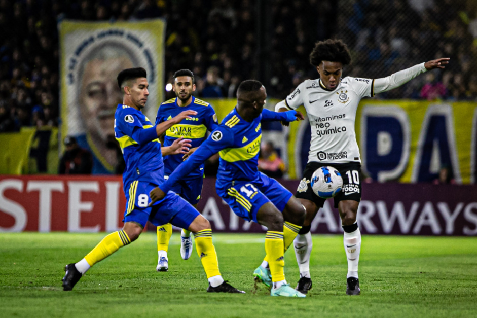 Willian durante o duelo entre o Corinthians e Boca Juniors