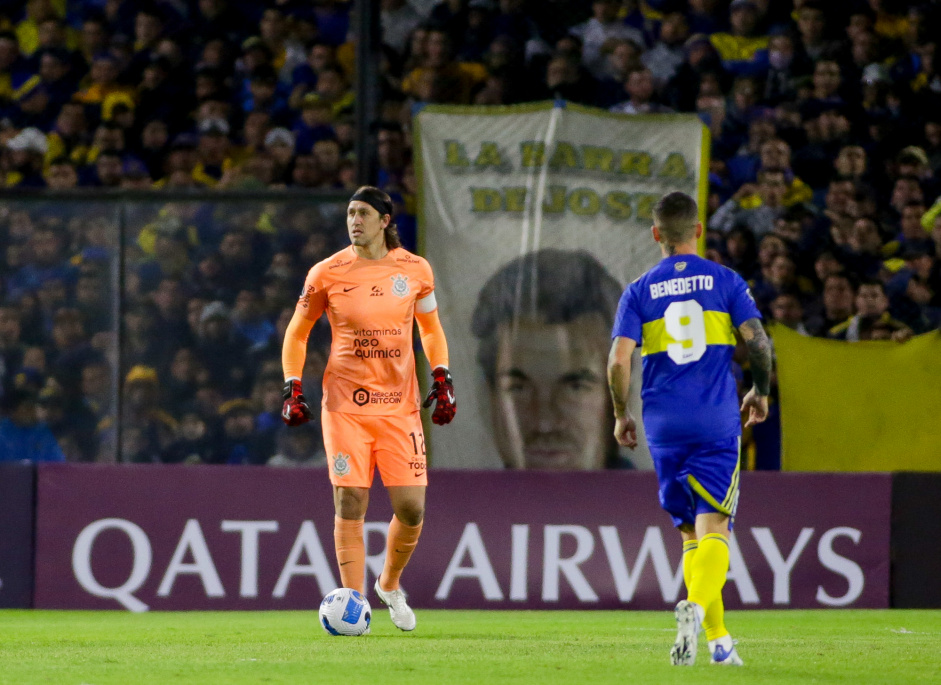 Cssio e Benedetto no jogo entre Corinthians e Boca Juniors, na Bombonera; camisa 9 do time argentino est afastado por indisciplina