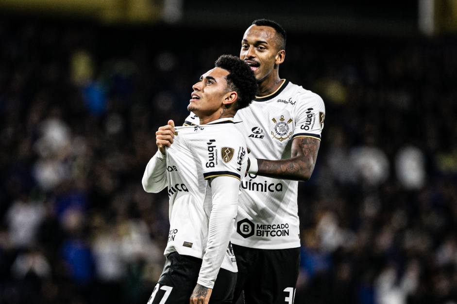 Du Queiroz e Raul Gustavo comemoram o gol do Corinthians na Bombonera