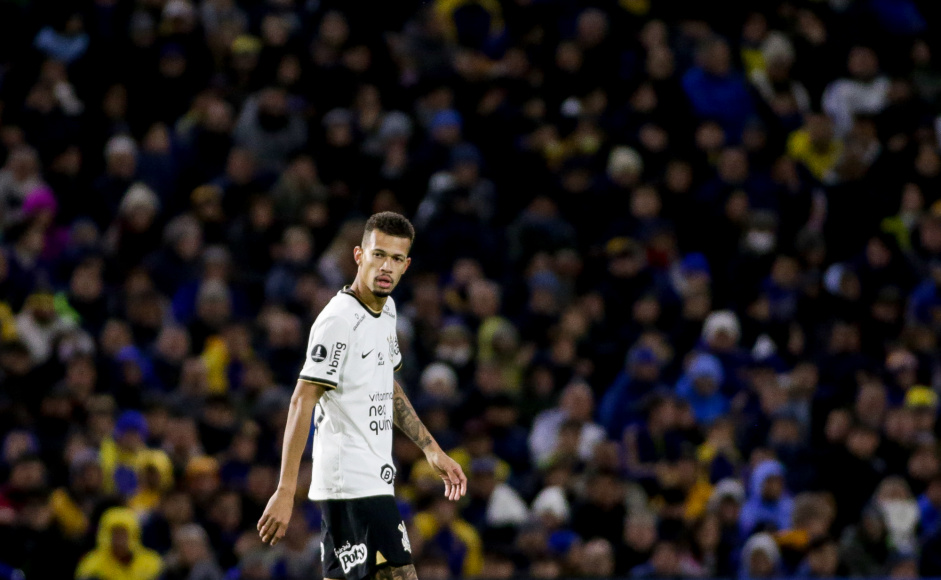 Joo Victor na zaga do Corinthians diante do Boca Juniors