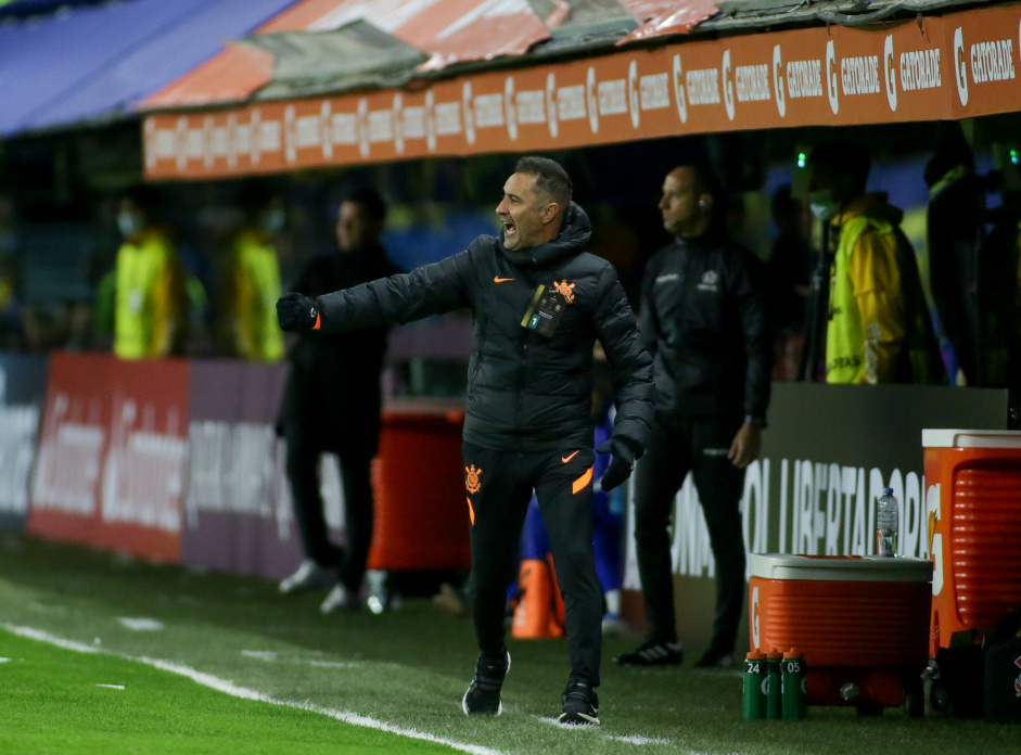 Vítor Pereira comandando o Corinthians contra o Boca Juniors