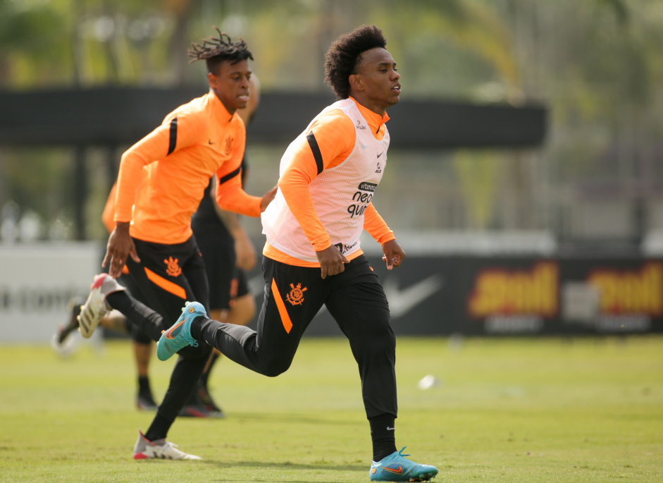 Robson Bambu e Willian participam de penltimo treino do Corinthians antes de enfrentar o So Paulo