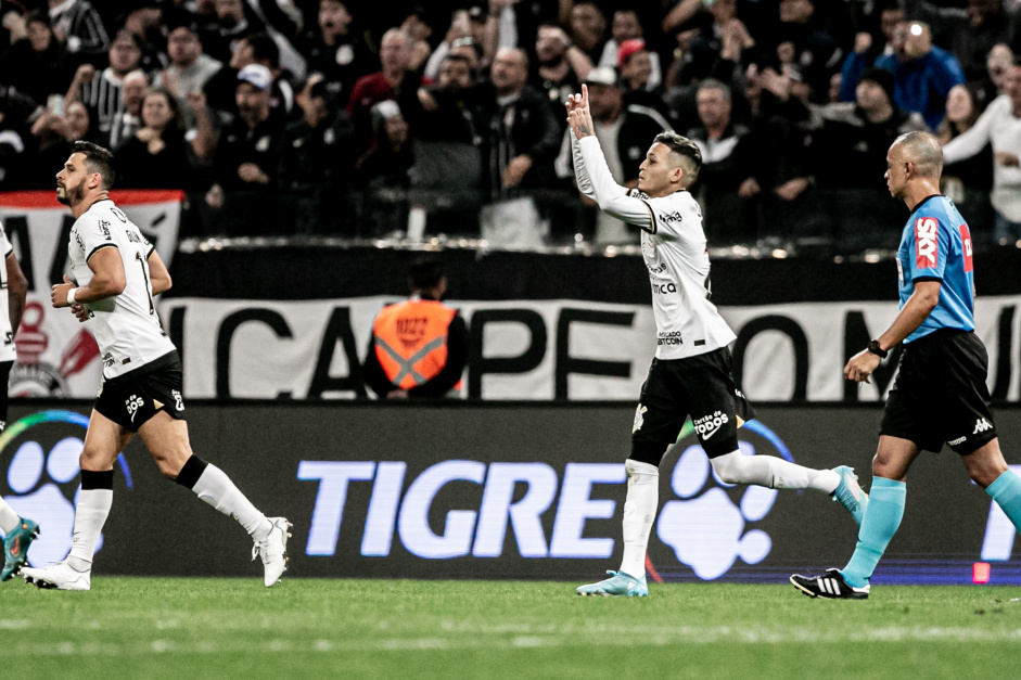Adson foi um dos elogiados pela torcida após o jogo contra o São Paulo Adson foi um dos elogiados pela torcida após o jogo contra o São Paulo