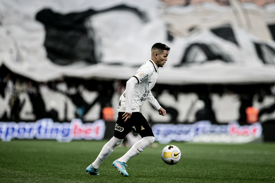 Adson foi um dos destaques do Corinthians na partida contra o So Paulo