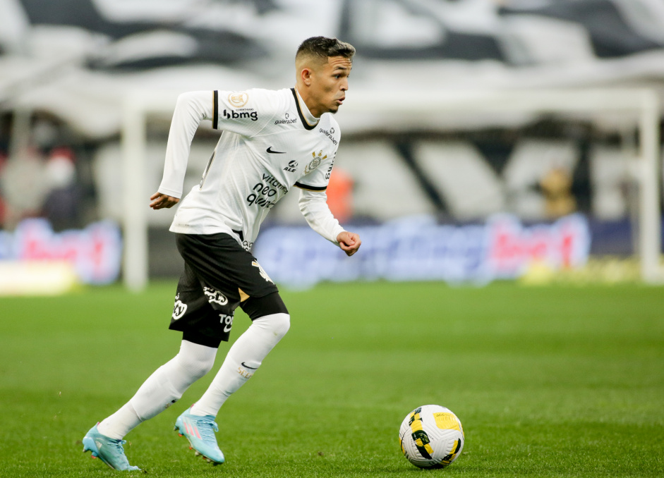 Adson entrou em campo na volta do intervalo e marcou o 107 gol do Corinthians contra o So Paulo no sculo XXI