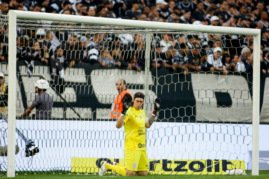 Cássio ajoelhado no gol do Corinthians