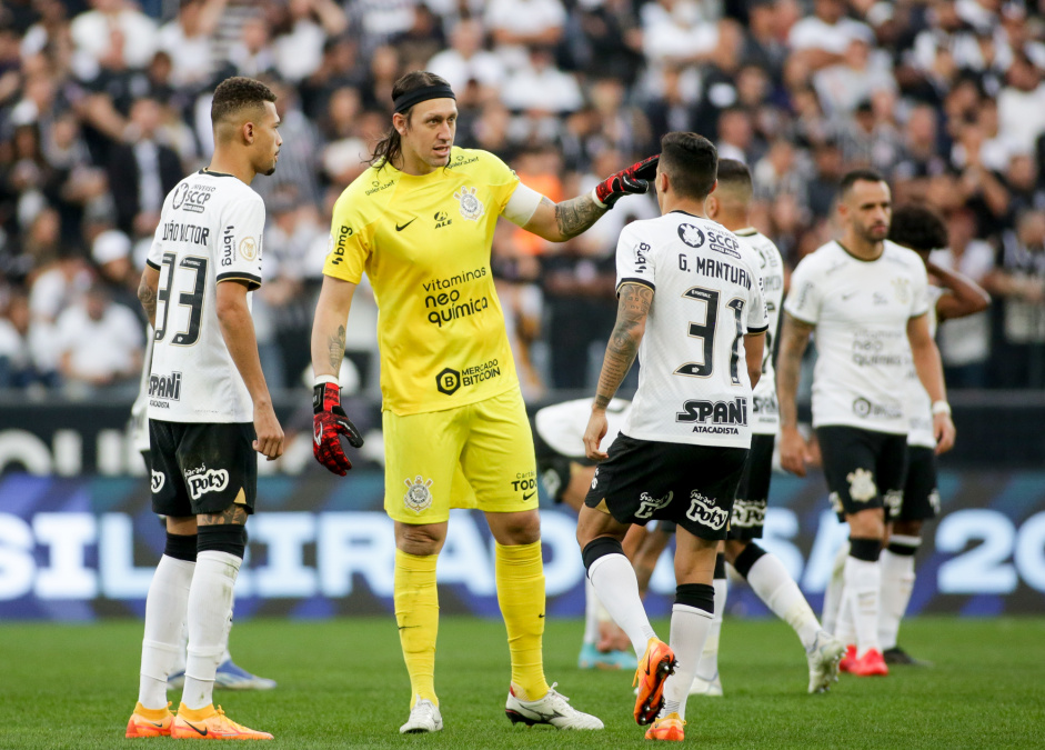 Cássio passando instruções para João Victor e Mantuan