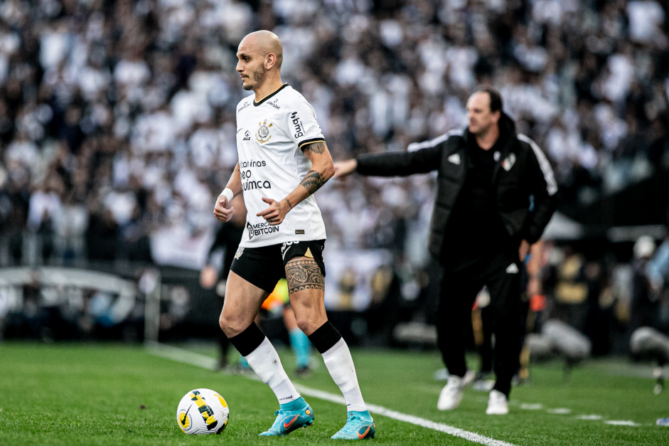 Fábio Santos durante a partida entre Corinthians e São Paulo
