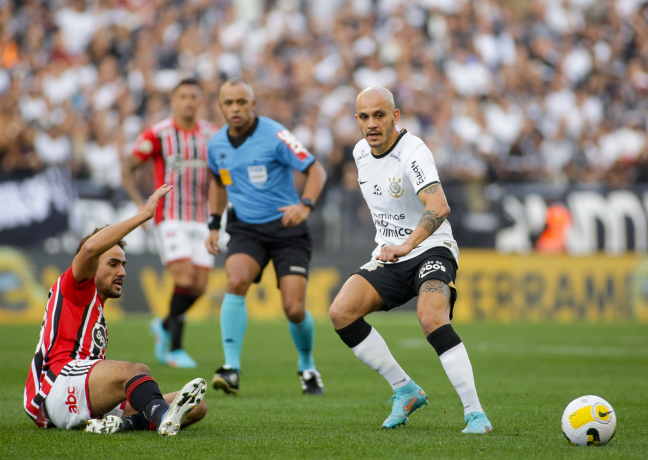 Fábio Santos em mais uma partida pelo Corinthians