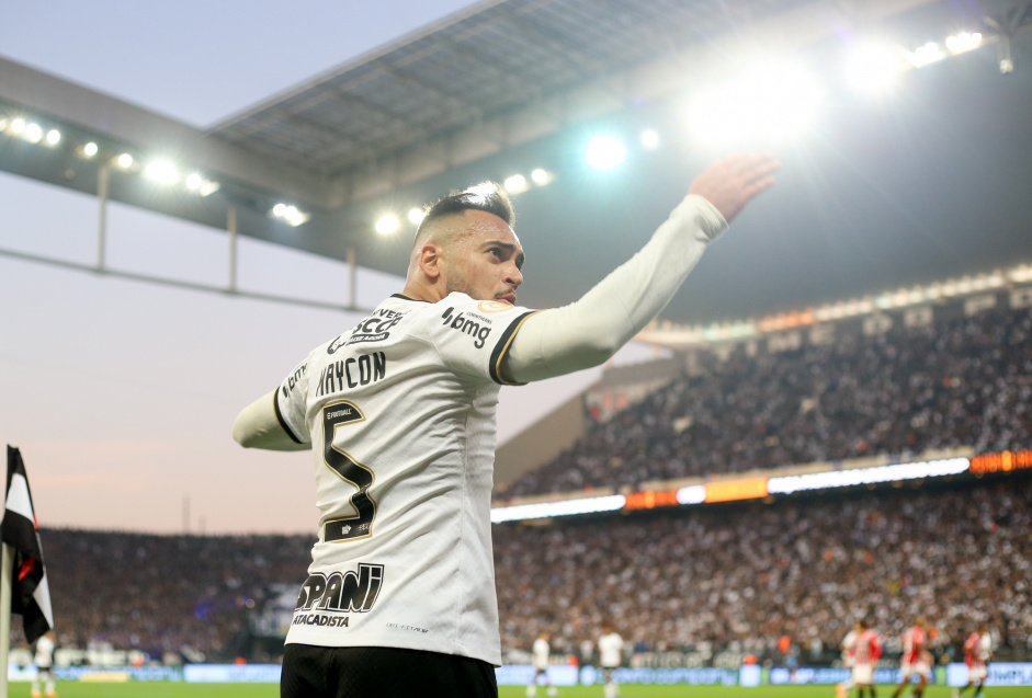 Maycon chamando a torcida para gritar mais alto