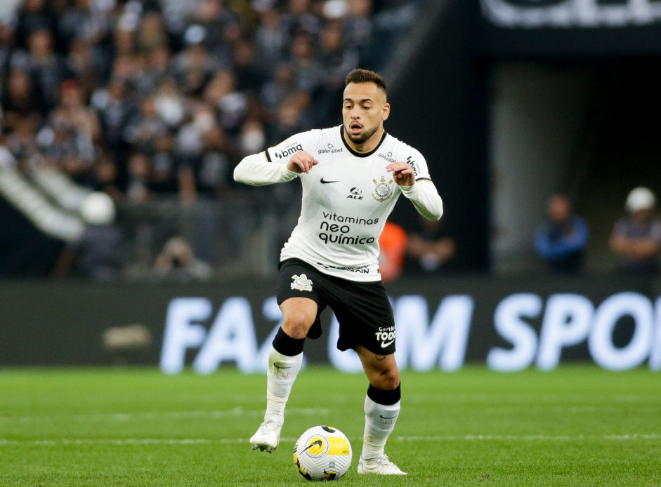 Maycon durante clássico válido pela sétima rodada do Brasileirão