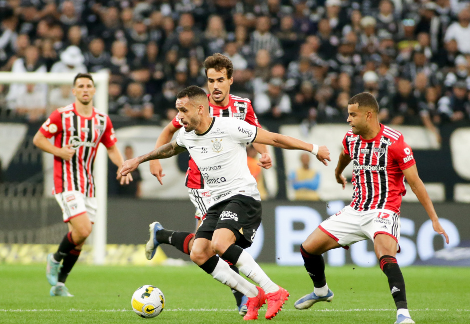 Renato Augusto sendo marcados por adversários