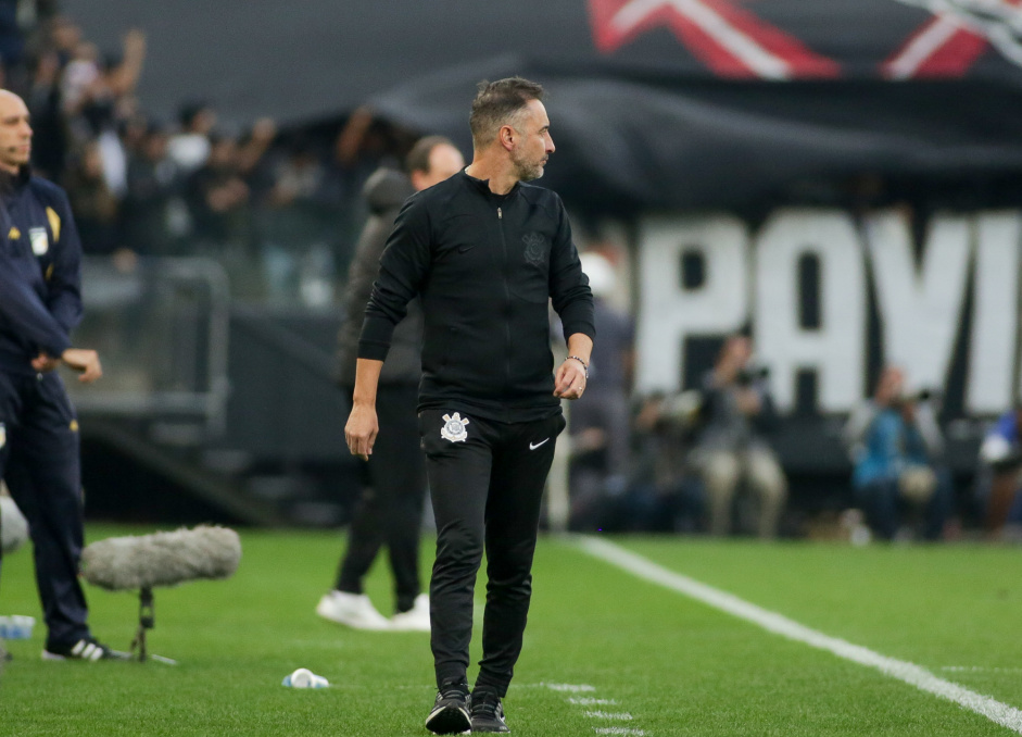 Vítor Pereira comandando o Corinthians contra o São Paulo