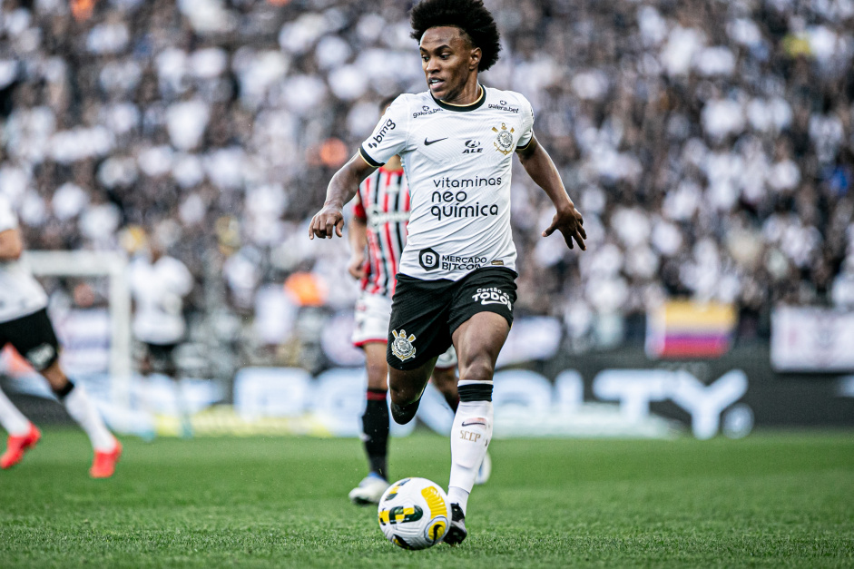 Willian durante a partida entre Corinthians e São Paulo