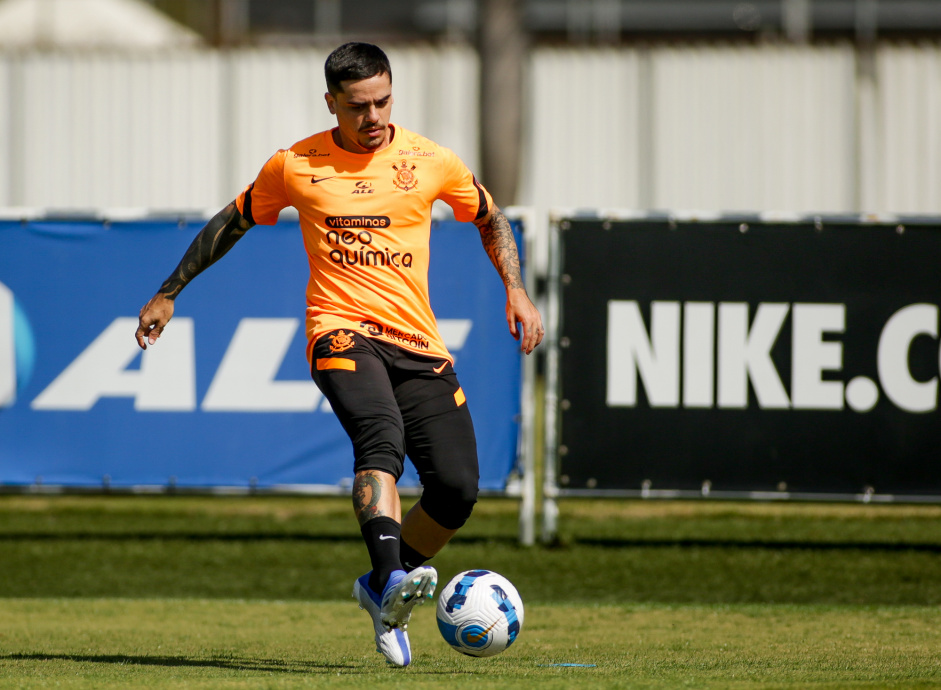 No detalhe, Fagner treinando pelo Corinthians