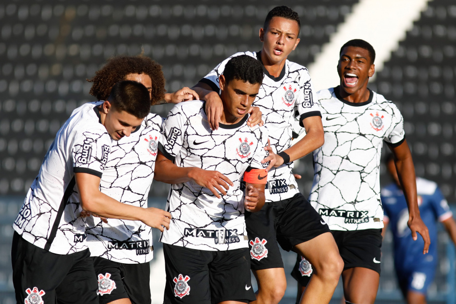 Elenco do Corinthians Sub-20 comemora gol de Z Vitor