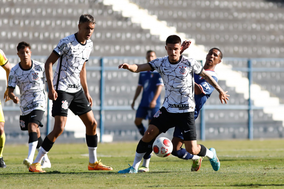 Joo Pedro e Lo Mana durante a partida contra o Unio Suzano pelo Paulista Sub-20