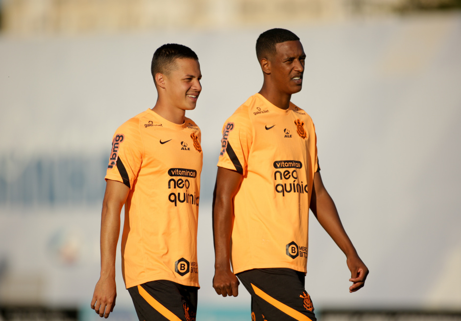 Matheus Arajo e Robert Renan durante treino do Corinthians