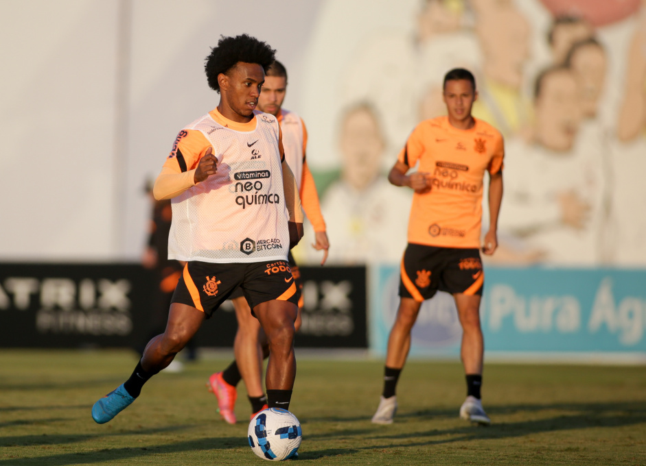 Willian tenta se acostumar com as dores no ombro direito para tentar ajudar o Corinthians em campo