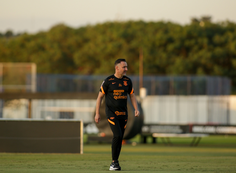 Vtor Pereira durante treino no CT Joaquim Grava