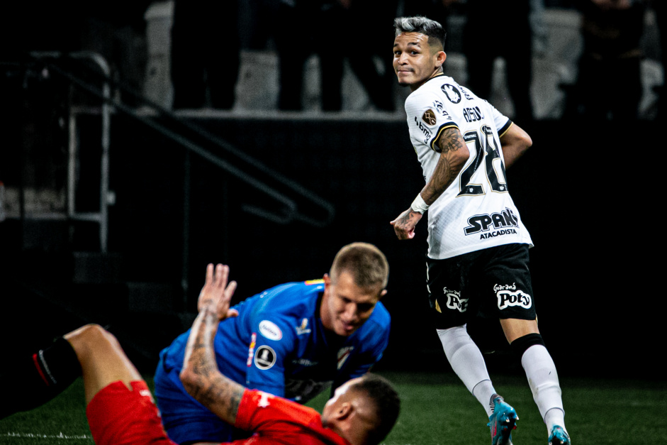 Adson comemora seu gol pelo Corinthians contra o Always Ready