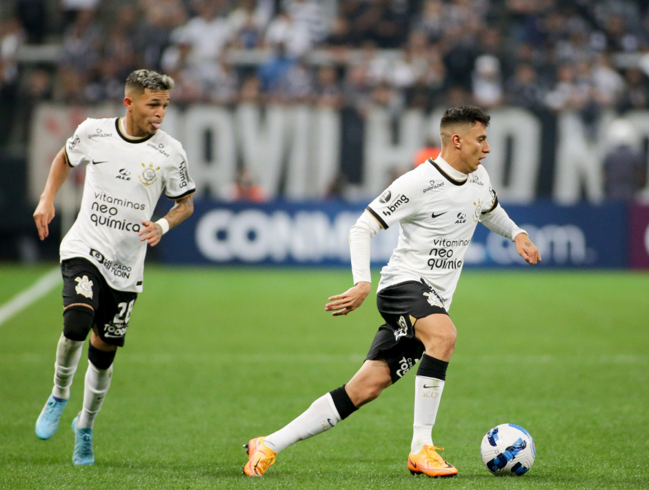Adson e Gustavo Mantuan durante partida entre Corinthians e Always Ready pela Libertadores