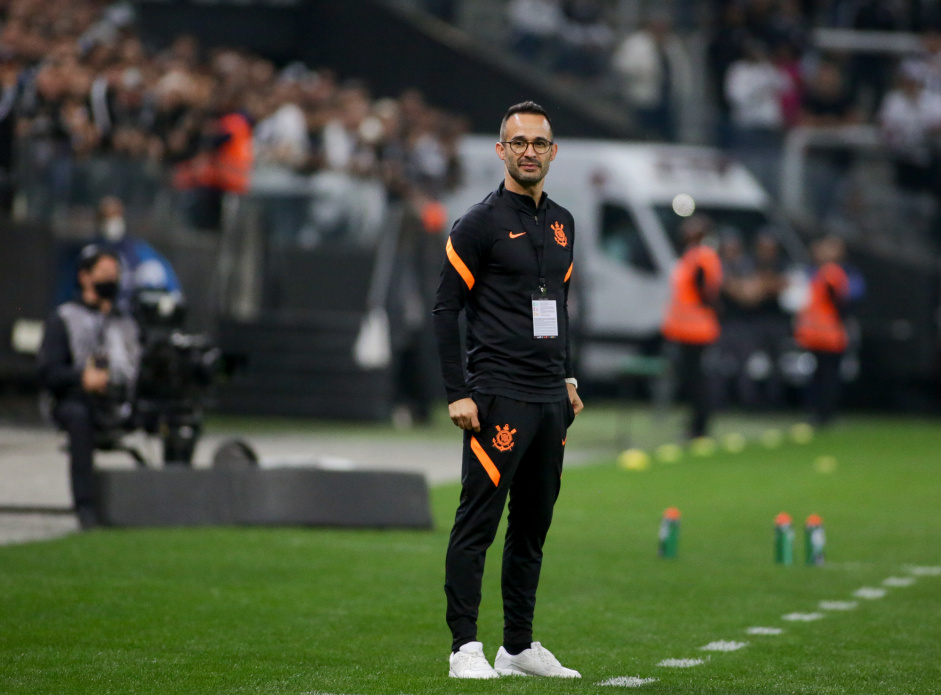 Filipe Almeida substituiu Vtor Pereira e esteve no comando do Corinthians diante do Always Ready, na Neo Qumica Arena, pela Libertadores