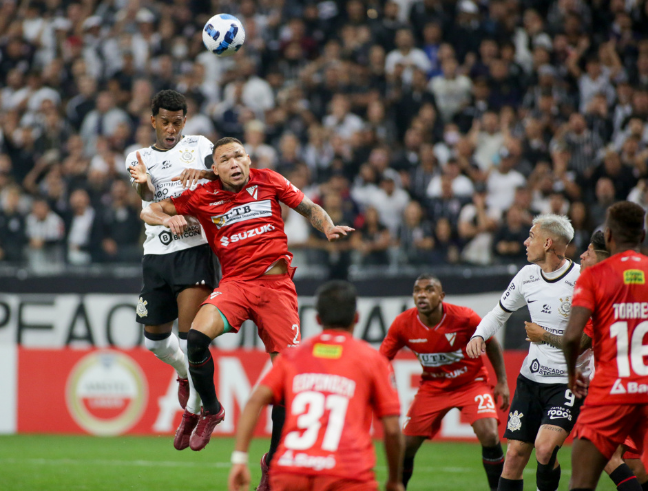 Gil e Rger Guedes durante partida entre Corinthians e Always Ready pela Libertadores