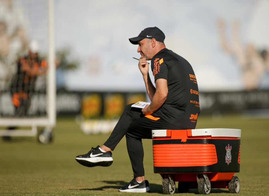 Vtor Pereira comanda treino no CT Joaquim Grava