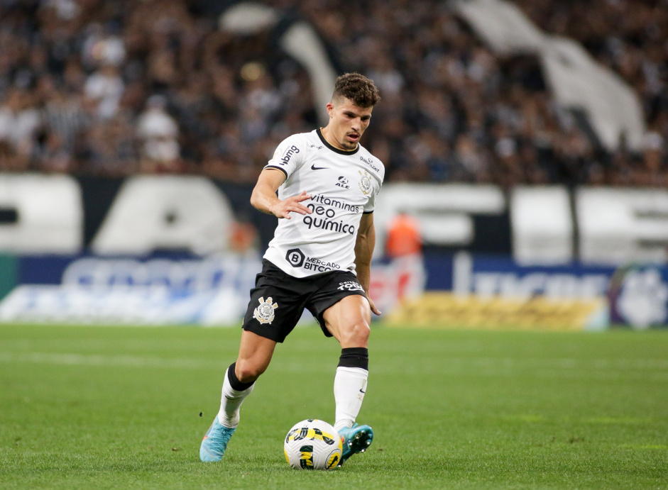 Lateral portugus Rafael Ramos em ao na partida contra a equipe mineira