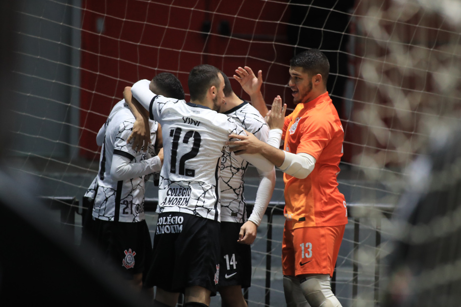 Elenco do Corinthians futsal comemora gol contra o Praia Grande