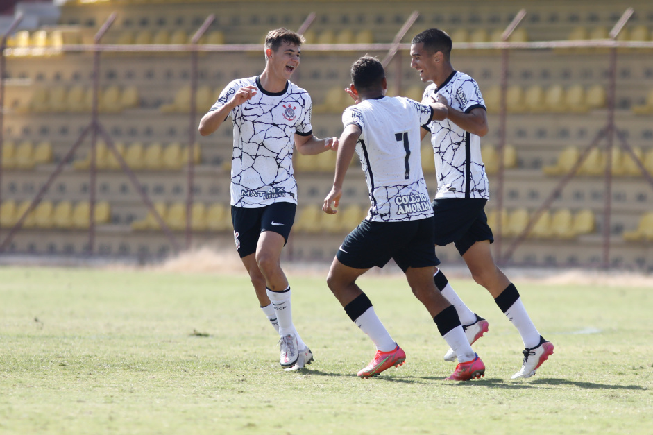 Elenco comemora o gol de Adryan durante o duelo entre Corinthians e Osasco pelo Paulista Sub-17