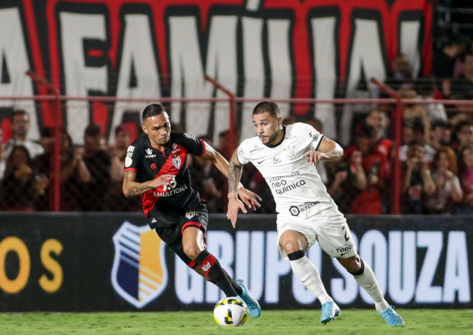 Lateral Joo Pedro em ao na vitria do Corinthians contra o Atltico-GO