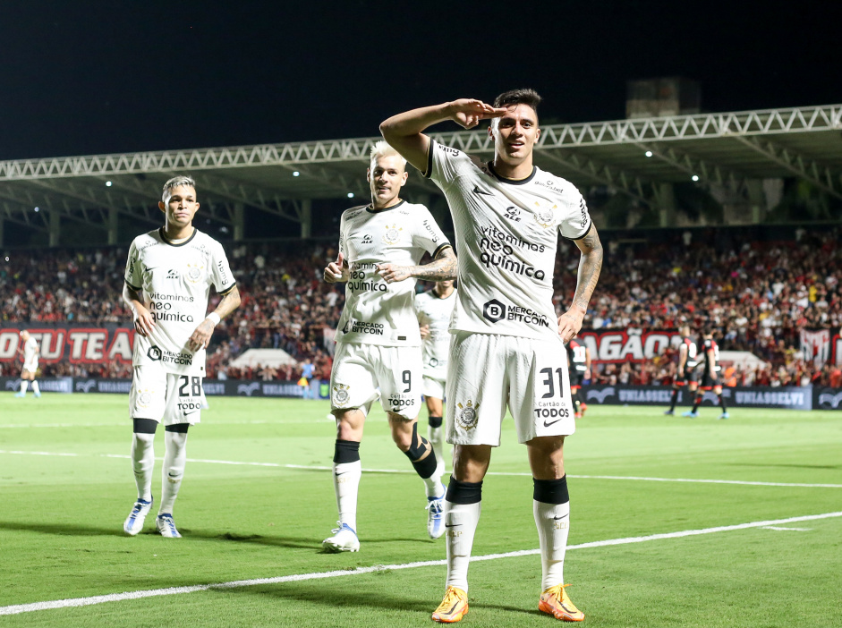 Mantuan, Guedes e Adson comemoram o gol do Corinthians