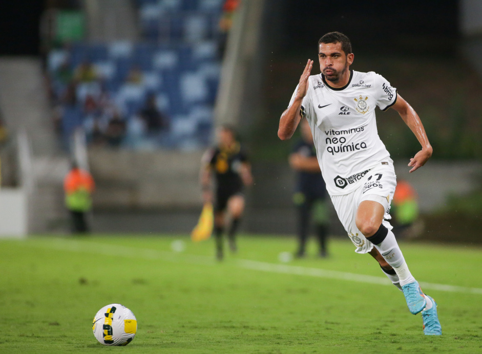 Lateral do Corinthians está entre os jogadores com mais tempo no banco de reservas no Brasileirão