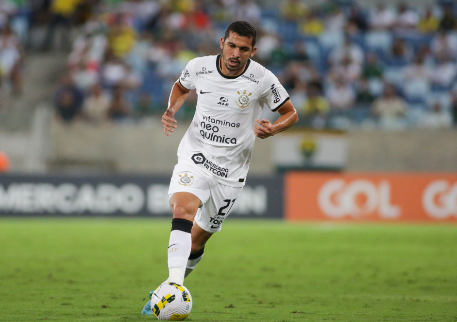Bruno Melo foi titular durante o jogo entre Cuiab e Corinthians pelo Brasileiro