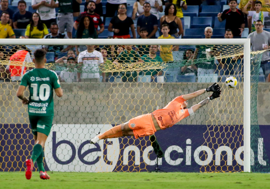 Cssio faz defesa durante o jogo entre Cuiab e Corinthians pelo Brasileiro