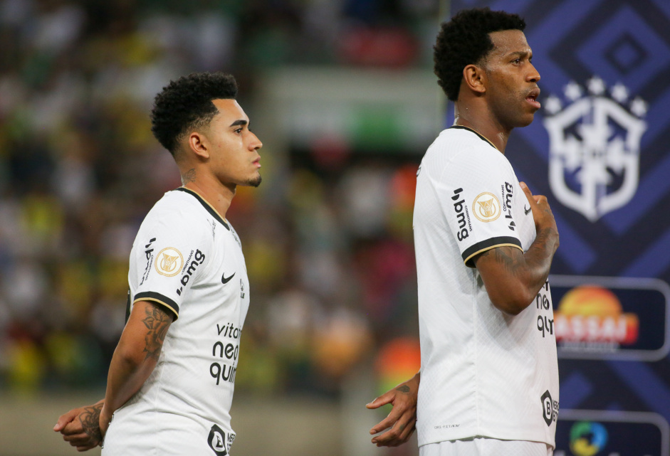 Du Queiroz e J antes do jogo entre Cuiab e Corinthians pelo Brasileiro