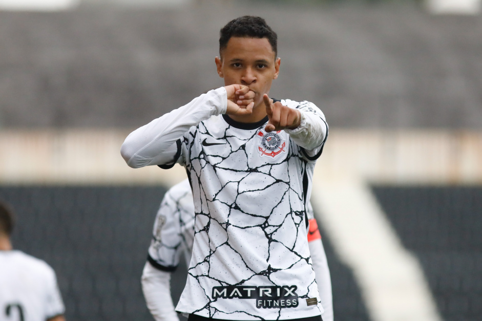 Arthur Sousa comemora seu gol marcado na vitria do Corinthians Sub-20